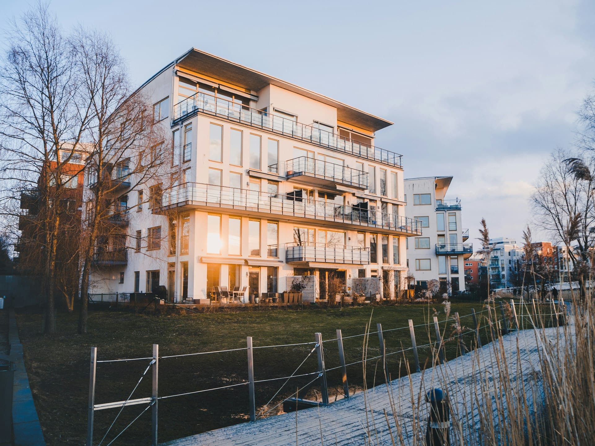 Modern svensk bostadsrättsförening vid vattnet